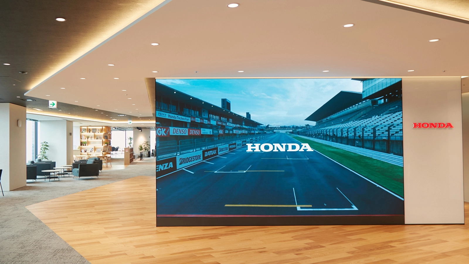 スタジオに入るゲートを通ると、エントランスに設置された巨大なスクリーンがお出迎え。企業広告や新たなEV「Honda 0シリーズ」などの映像が流れています