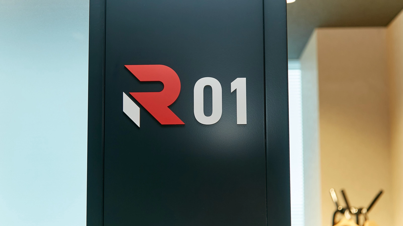 同じくエントランスエリアにあるReception room 01は、Hondaのチャレンジスピリットの象徴「CIVIC TYPE R」を思わせるスポーティなロゴを採用