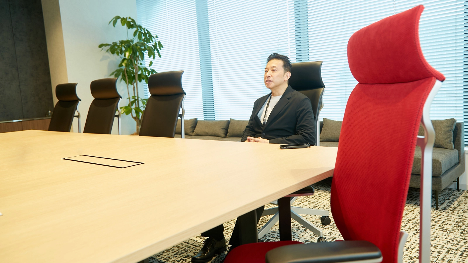 部屋に入ると、ひときわ目立つ赤い椅子が1脚。