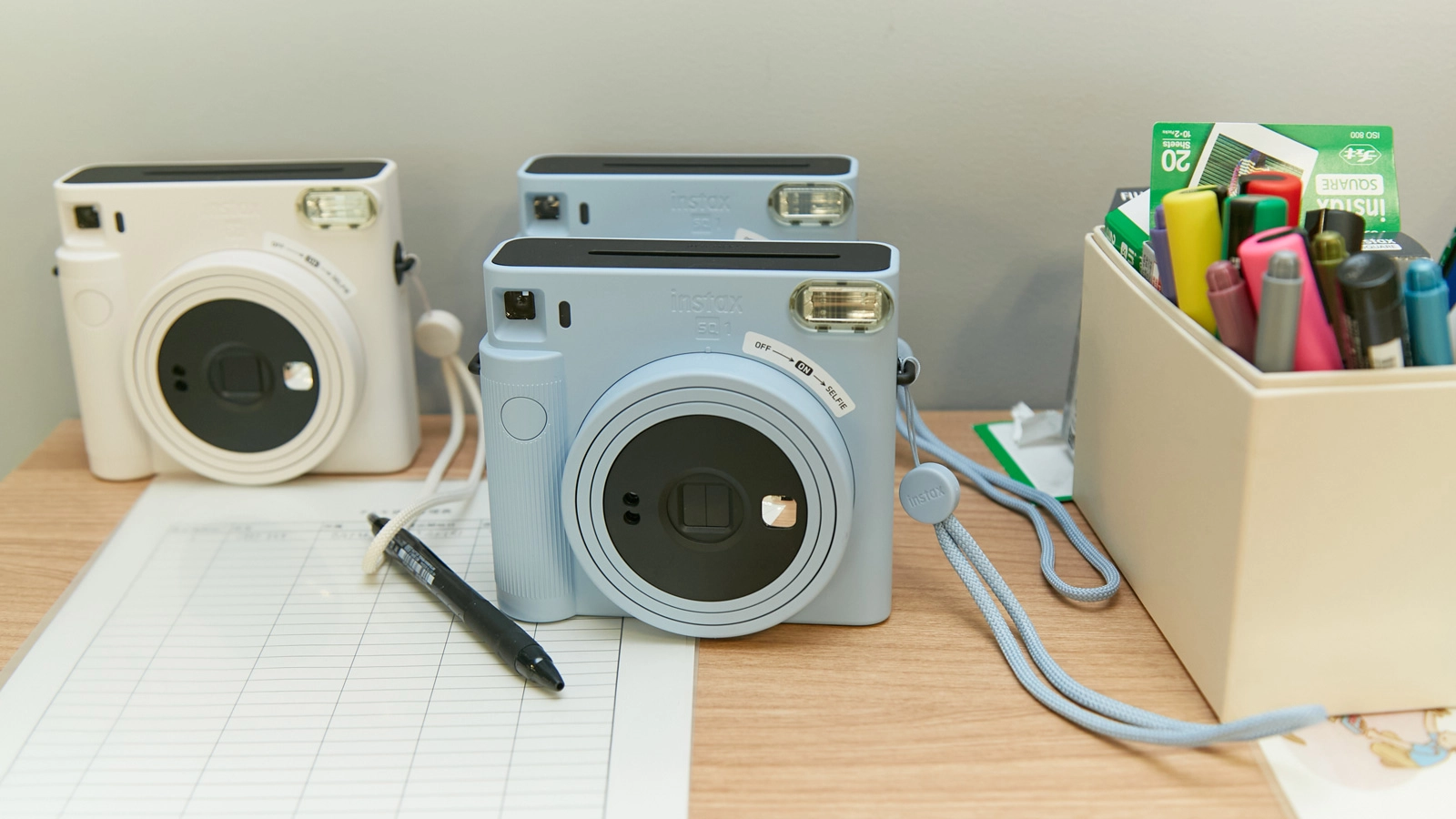 カフェのそばには、貸出用のインスタントカメラが。自己紹介用のポートレートや好きなモノを撮影し、名刺とともにロッカーに貼るなど、自然なコミュニケーションのきっかけを演出します