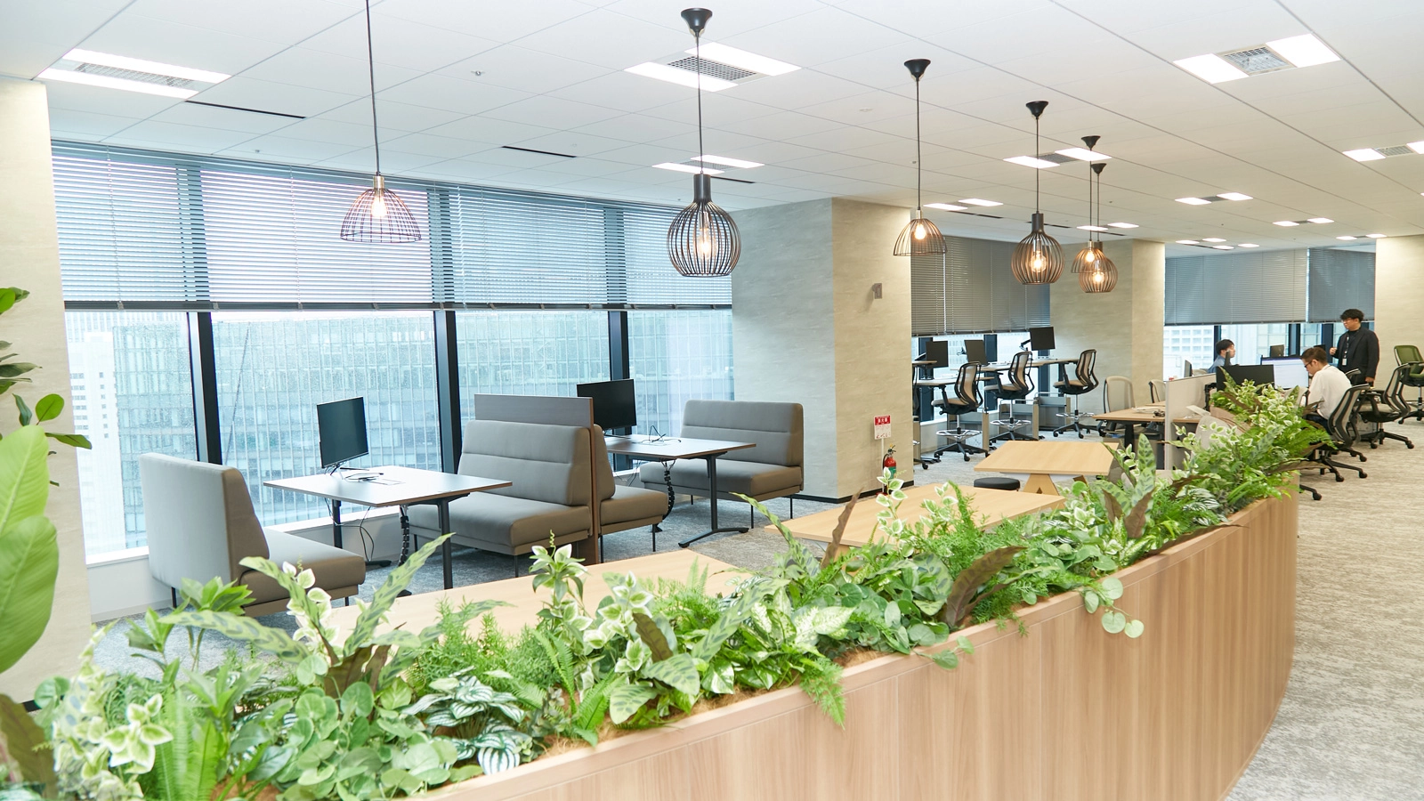 デスクエリアのすぐそばにはファミレス席も。空間を巡るごとに景色や用途が変わり、自然と会話が生まれていく構成は、大名庭園を歩くような“回遊するコミュニケーション”を感じさせます