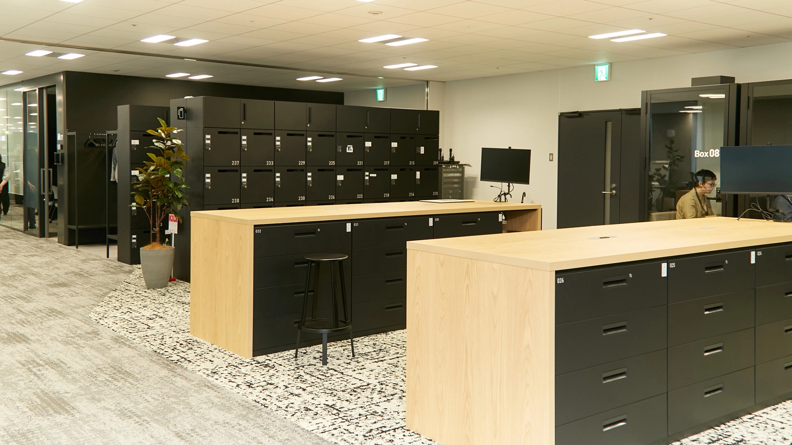 進むにつれて、スタジオ内は黒を基調とした落ち着いたトーンに。作業台や個人ブースがあり、多人数で「ワイガヤ」もできれば、1人で作業に没頭することもできます