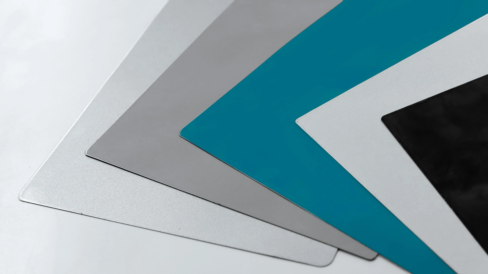 新色のチアフルグリーンのほか、プラチナホワイト・パール、ルナシルバー・メタリック、フィヨルドミスト・パール、シーベッドブルー・パールをラインアップ