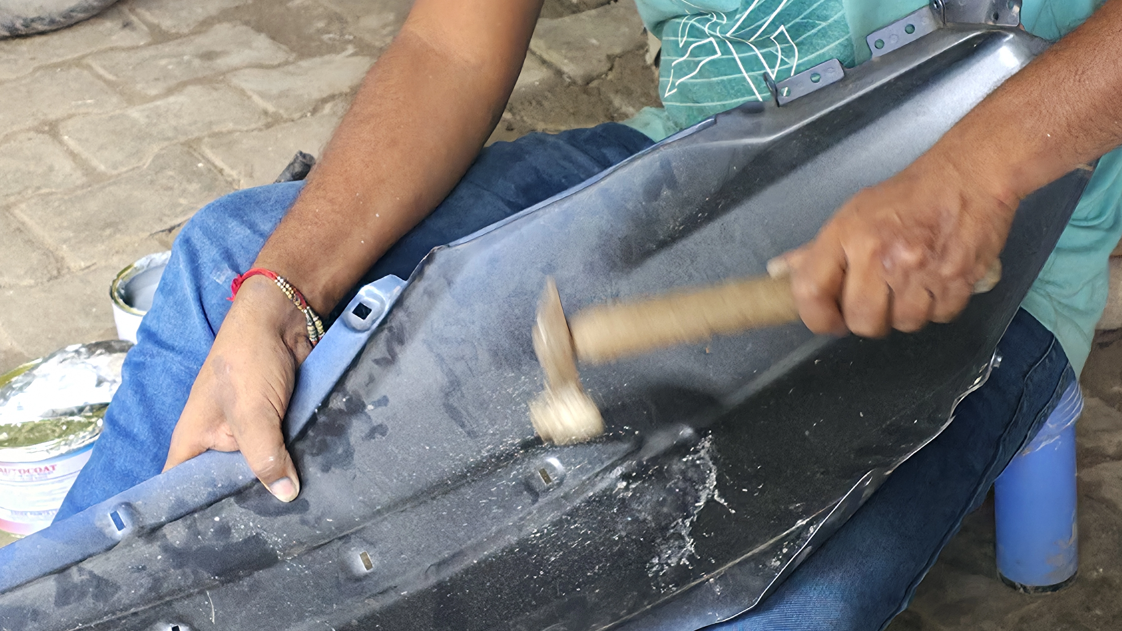 鉄版を打つ写真