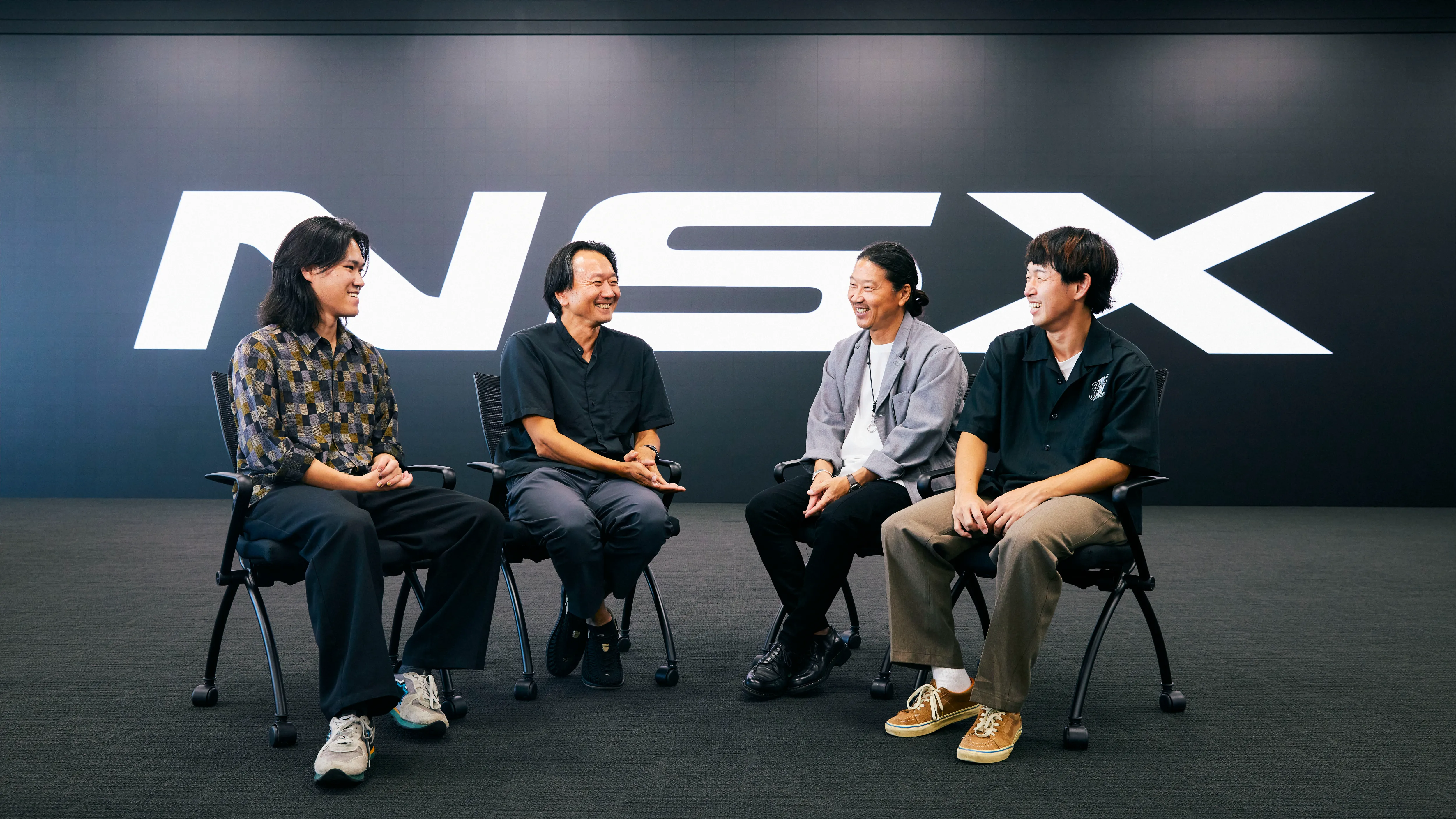 4人が話し合う写真