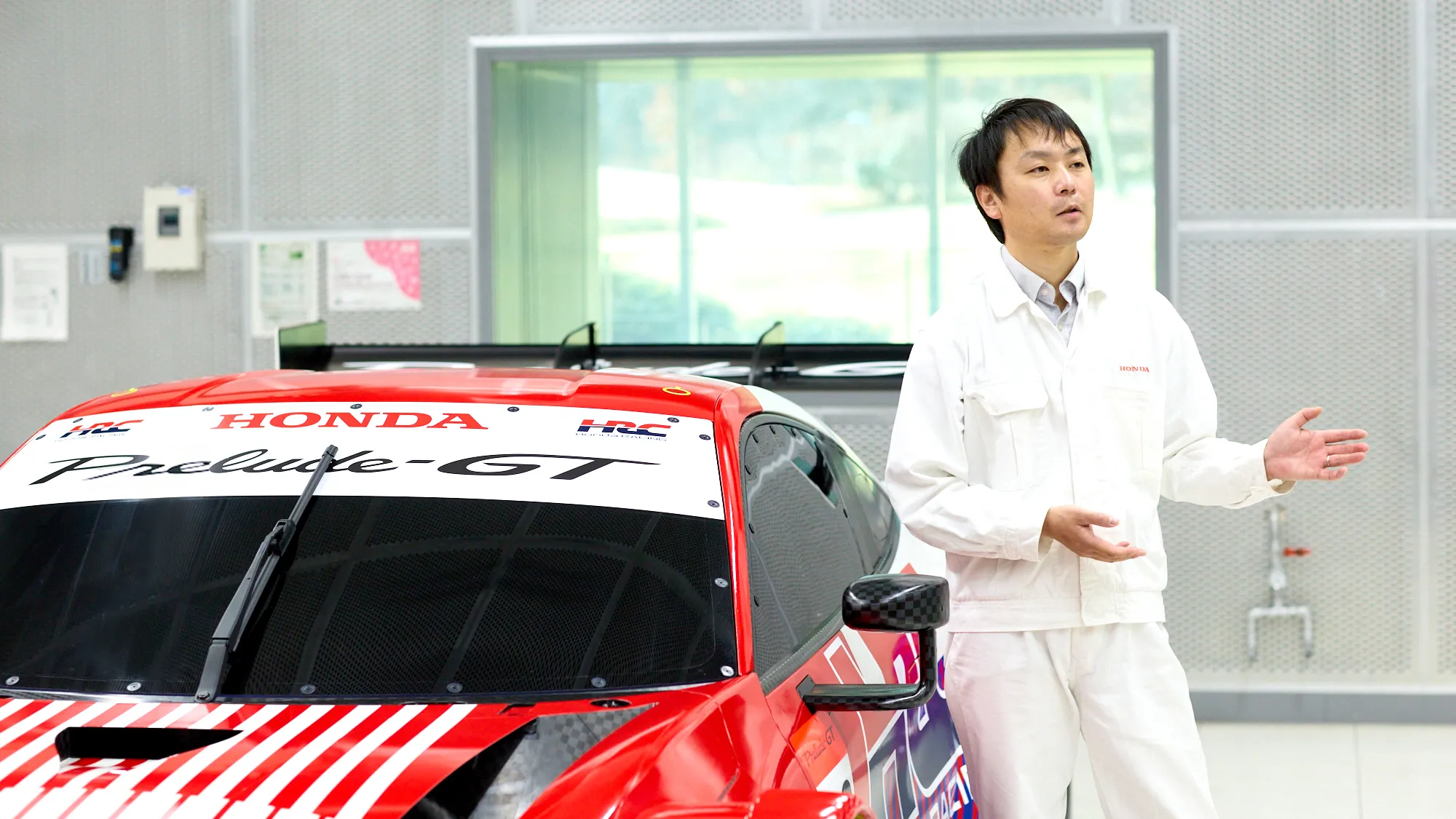 今回のプロジェクトでHondaのデザイナーとともにデザインをつくり上げた、HRCの香川岳寛。ワークスマシンのデザインを正しく定義すべく、デザイナーと密に連携し奔走した