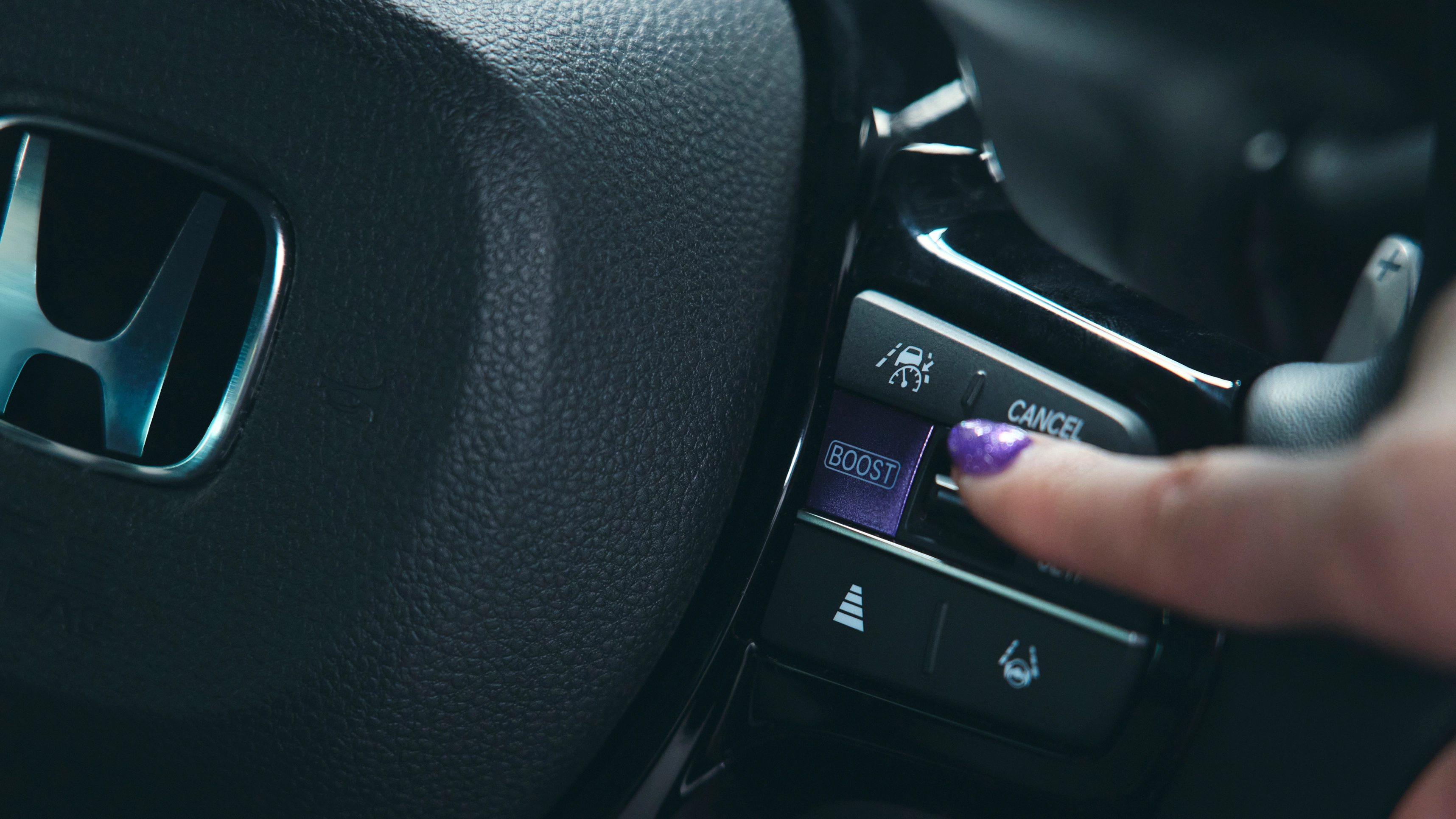 力強く鋭い加速を可能にするSuper-ONE独自の走行モード「BOOSTモード」のスイッチ