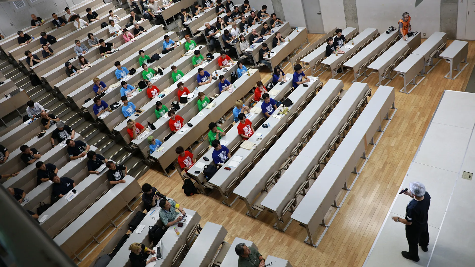 東京造形大学の大講義室に集まった公開講座の参加学生たち