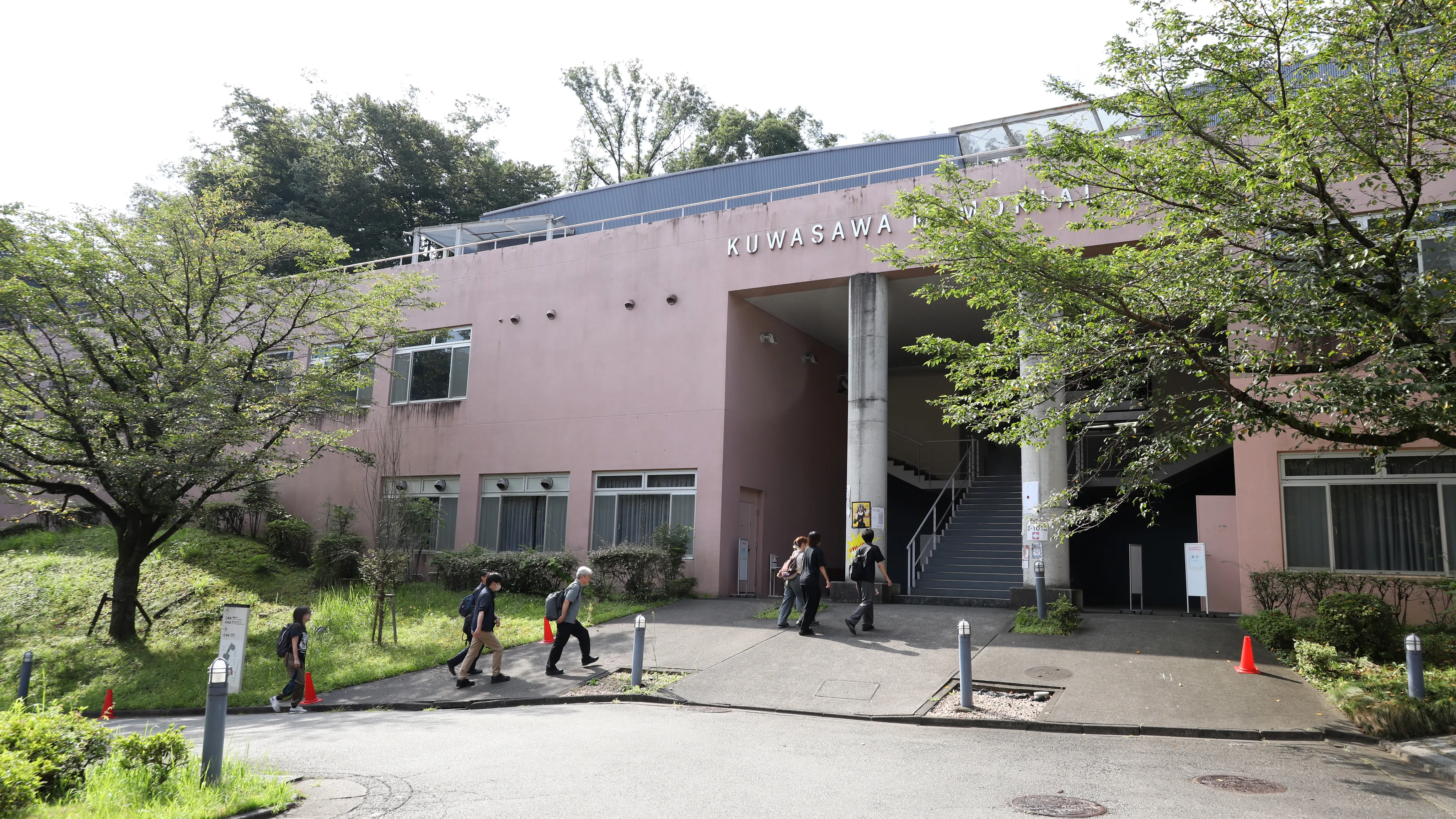 会場となった東京造形大学の校舎へ向かう参加者たち