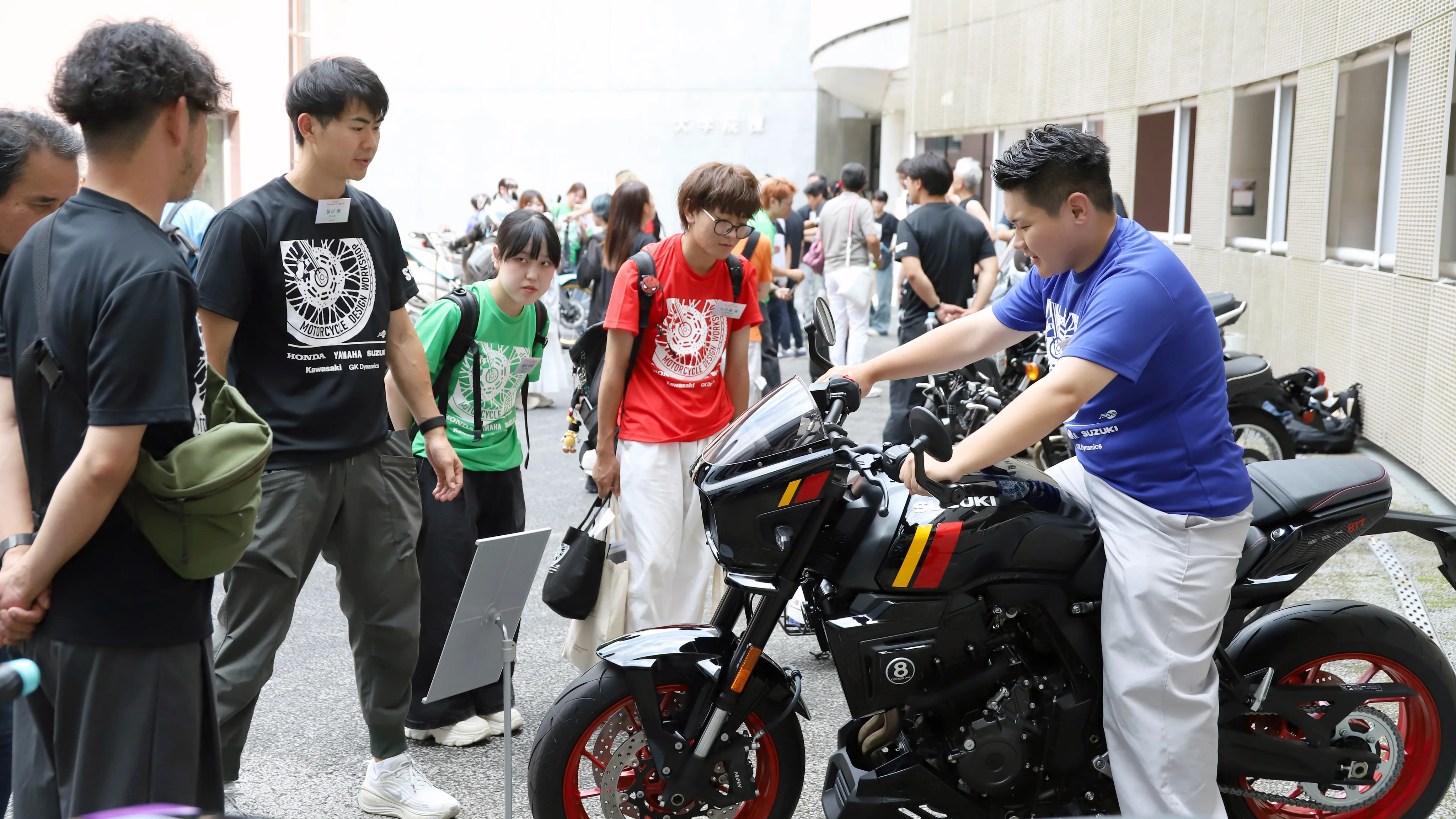 展示されたバイクを間近で見る学生たち