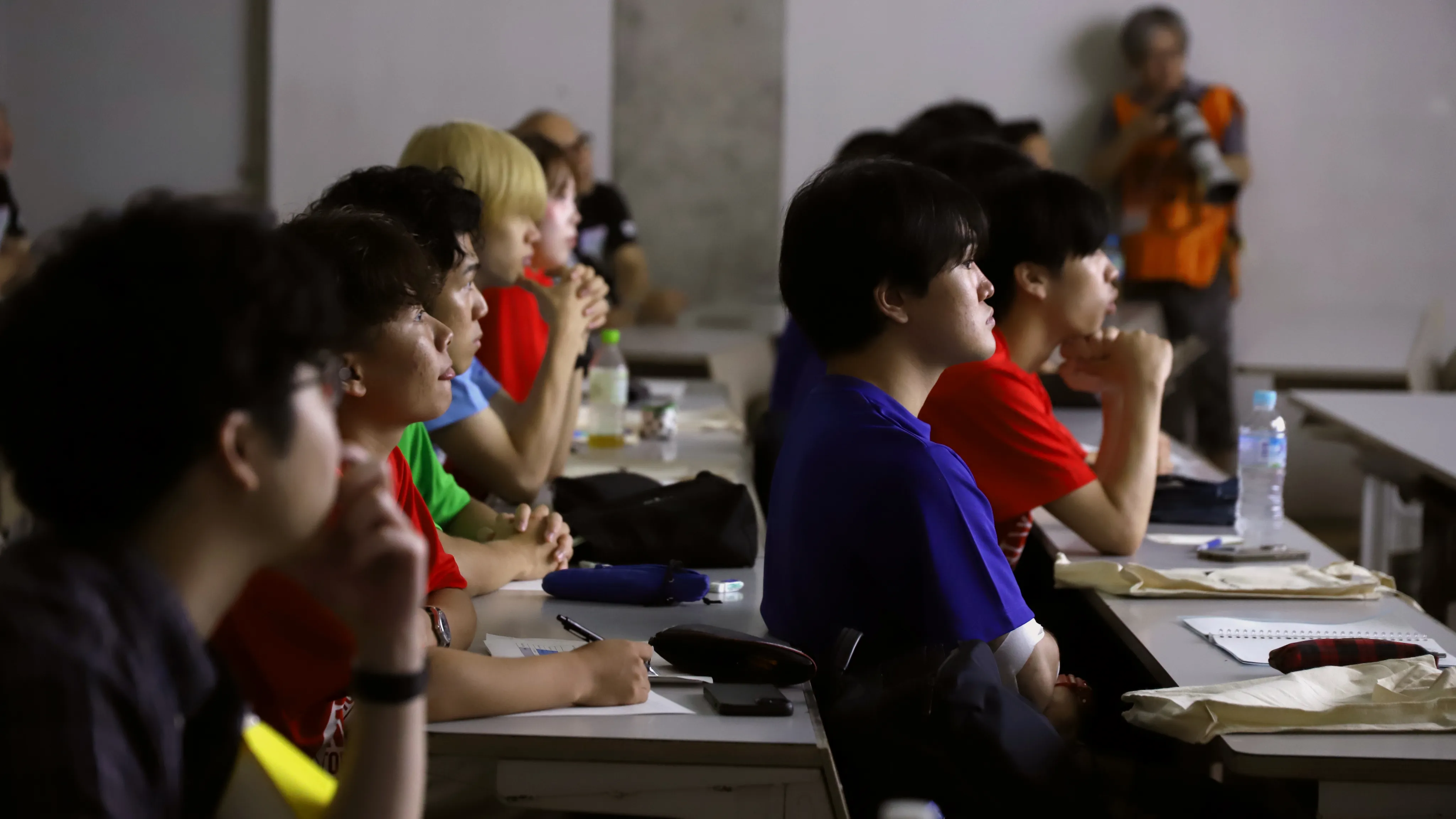 基調講演に聞き入る学生たち