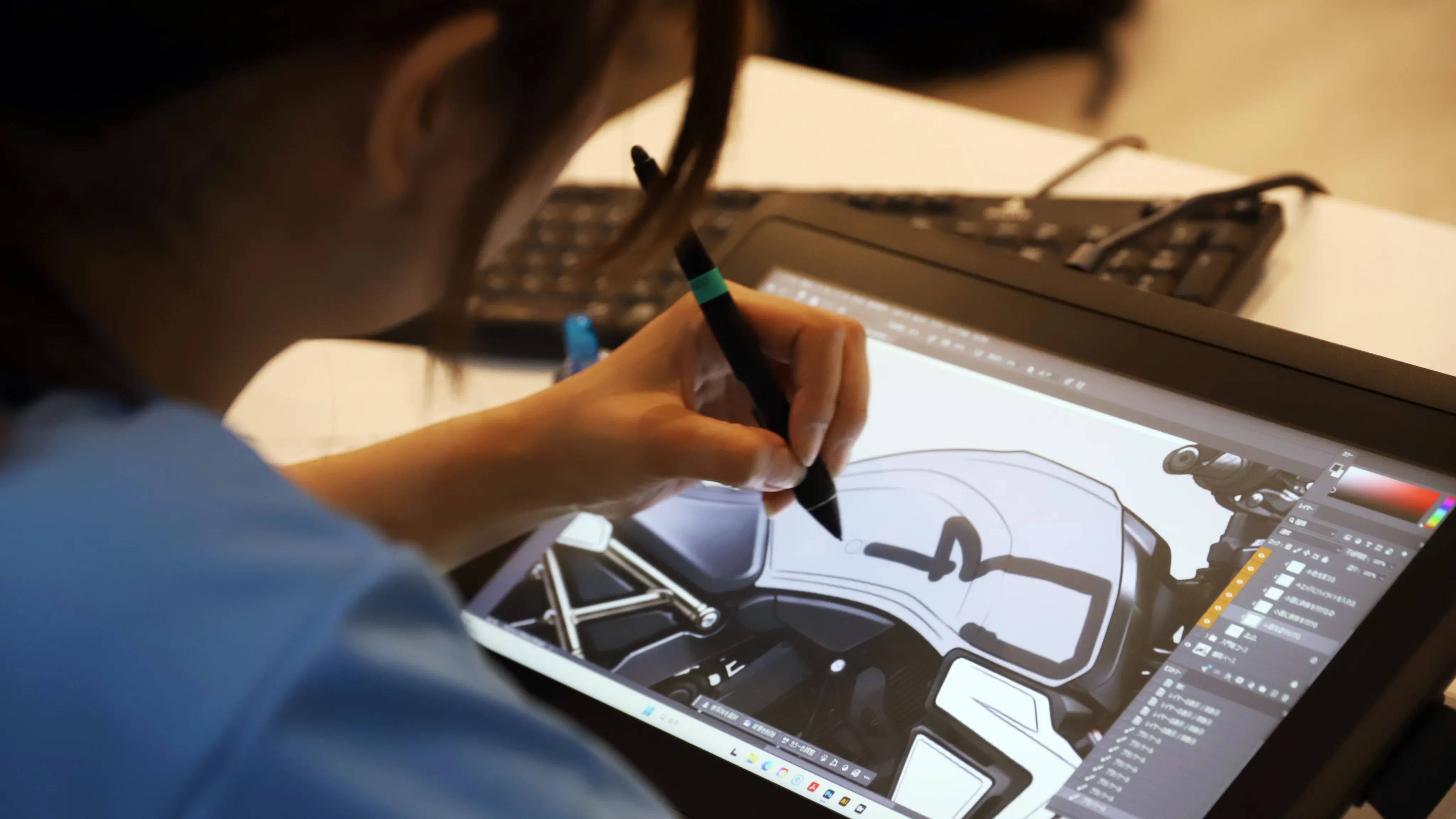 液晶タブレットでバイクのデジタルスケッチを描く学生