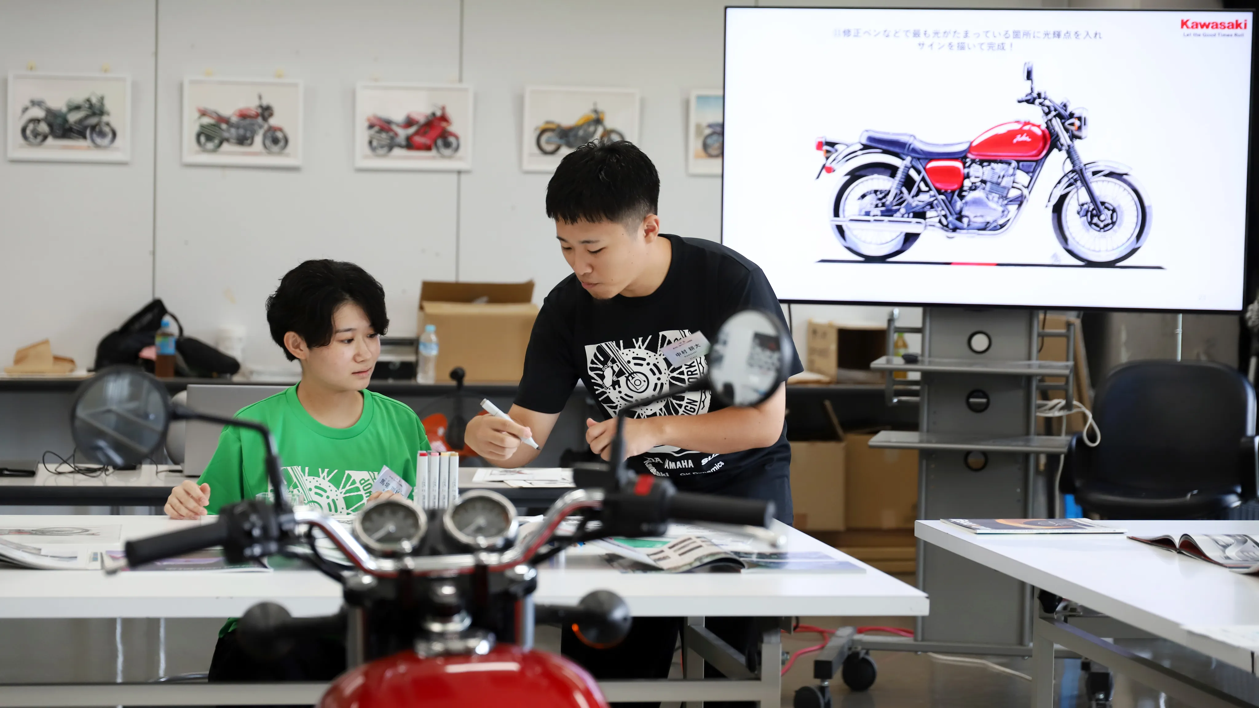 フィジカルスケッチ講座で、手本を示しながら指導するKawasakiの講師
