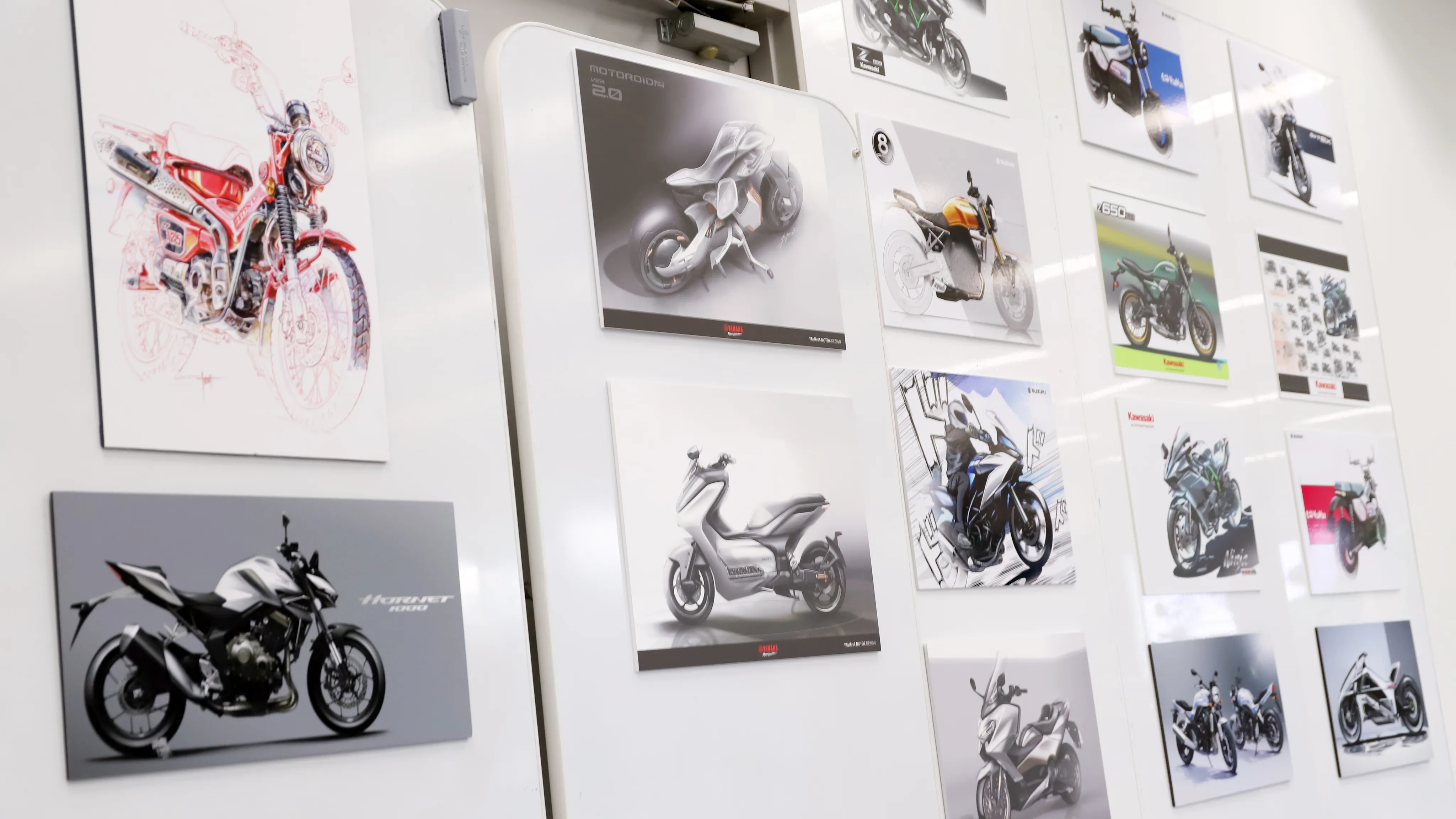 会場には各社の先輩デザイナーによるフィジカルスケッチやデジタルスケッチが多数展示され、学生がその表現に間近で触れられるようになっている