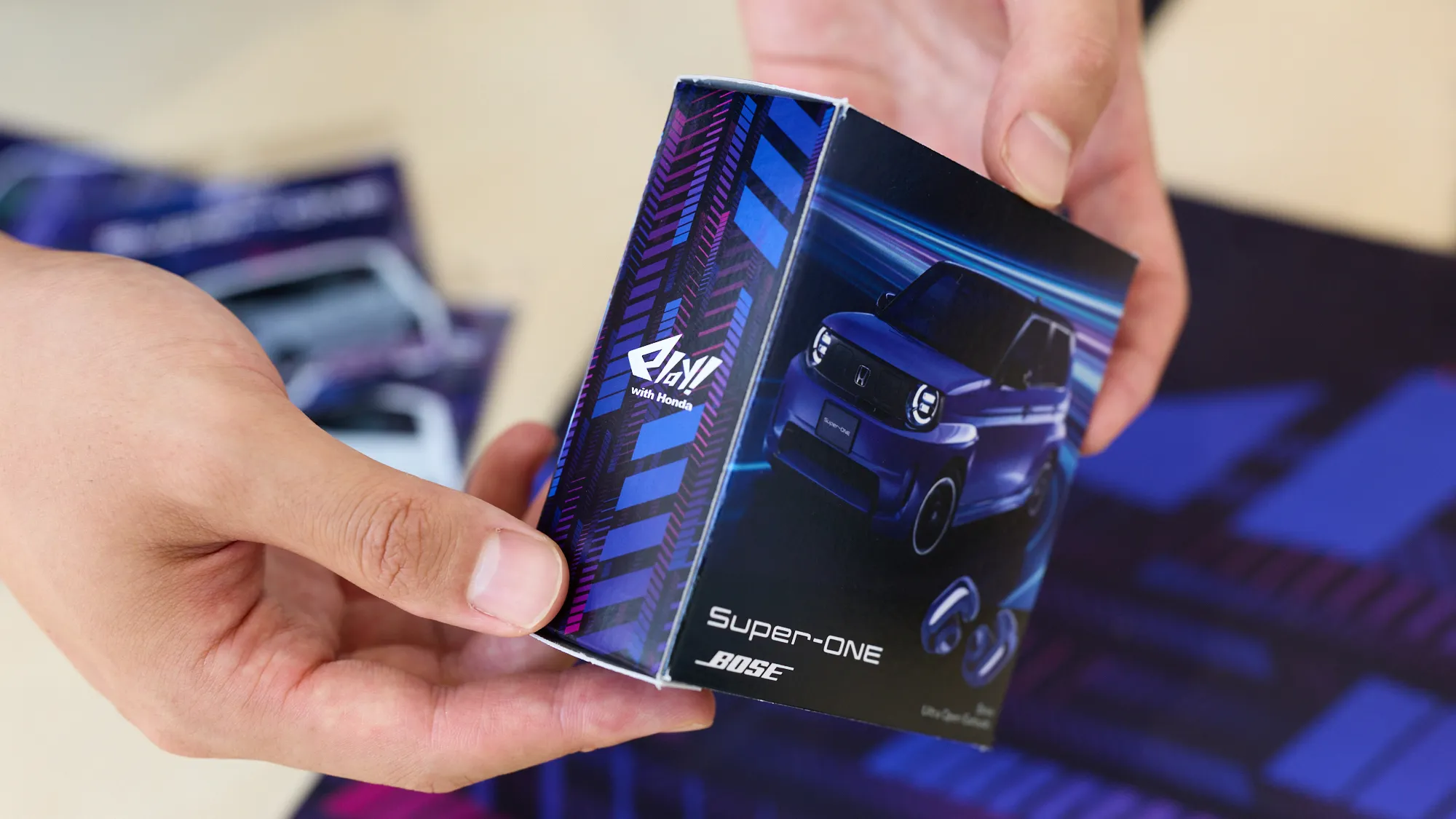 Super-ONEのグラフィックを施したグッズ