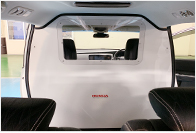 運転席と後部座席に仕切りを設けた感染者搬送車両