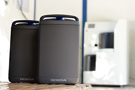 着脱可能な可搬式バッテリー「Honda Mobile Power Pack」。