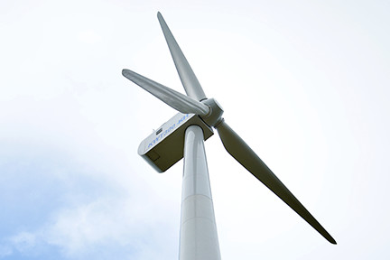 （株）駒井ハルテックがロンブロン島に設置した風力発電機。