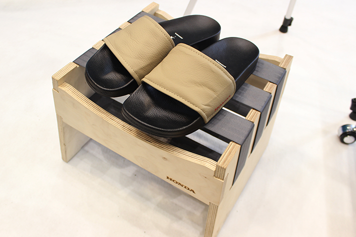 Hondaの純正シート表皮を使用した「シートシャワーサンダル」