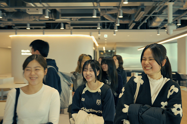 学生たちはHonda 虎ノ門オフィス内を見学