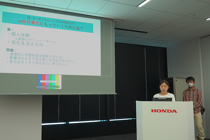 グループごとのまとめを発表