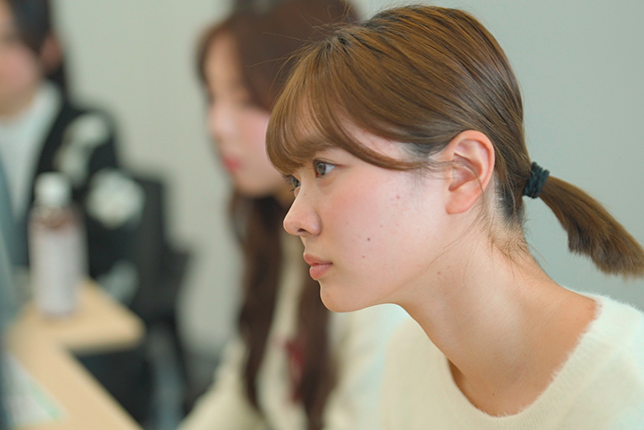 発表に真剣に耳を傾ける学生たち