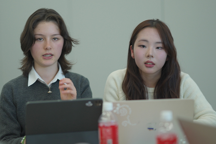 意見を交わす学生たち