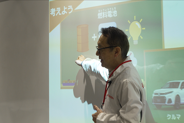 映像を使い、環境問題とエネルギーについてわかりやすく説明