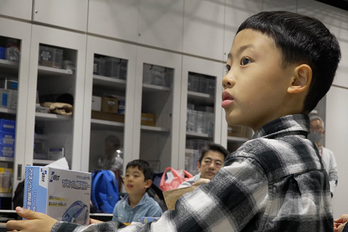 真剣に聞き入る子どもたち