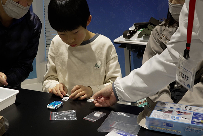 燃料電池を組み立てるのに苦労する子どもたち