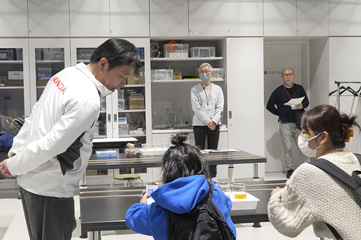 先生が見回って、ていねいに教えてくれます