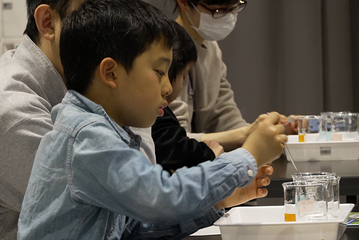 金属空気電池に食塩水を加えて…