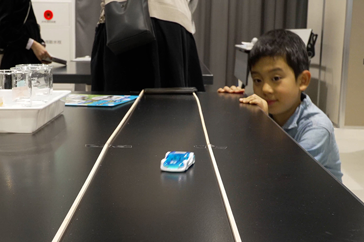 金属空気電池の発電でクルマが走った！