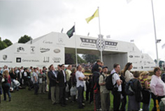 ヒルクライムのコース脇に集う観客。雨が降っていない土曜日の午前中の写真で、まだ数が少ないが、日曜日は終日雨にもかかわらず観客は鈴なりとなった。