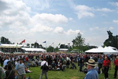 束の間晴れ渡ったグッドウッドの会場。観客は、疲れたら草に覆われた地面に座って休息を取る。