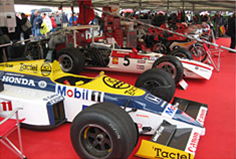 Hondaのパドックにマシンが勢揃いしている。一番手前のマシンがFW11。その奥がRA301。