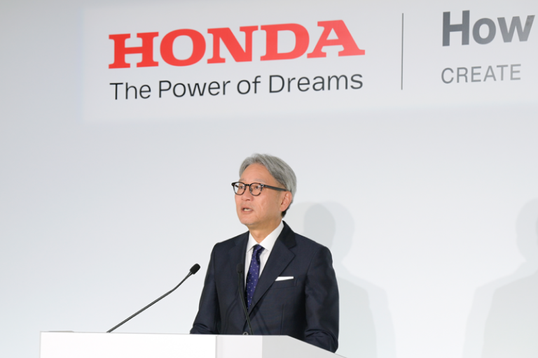 ステージ上で話す三部 敏宏