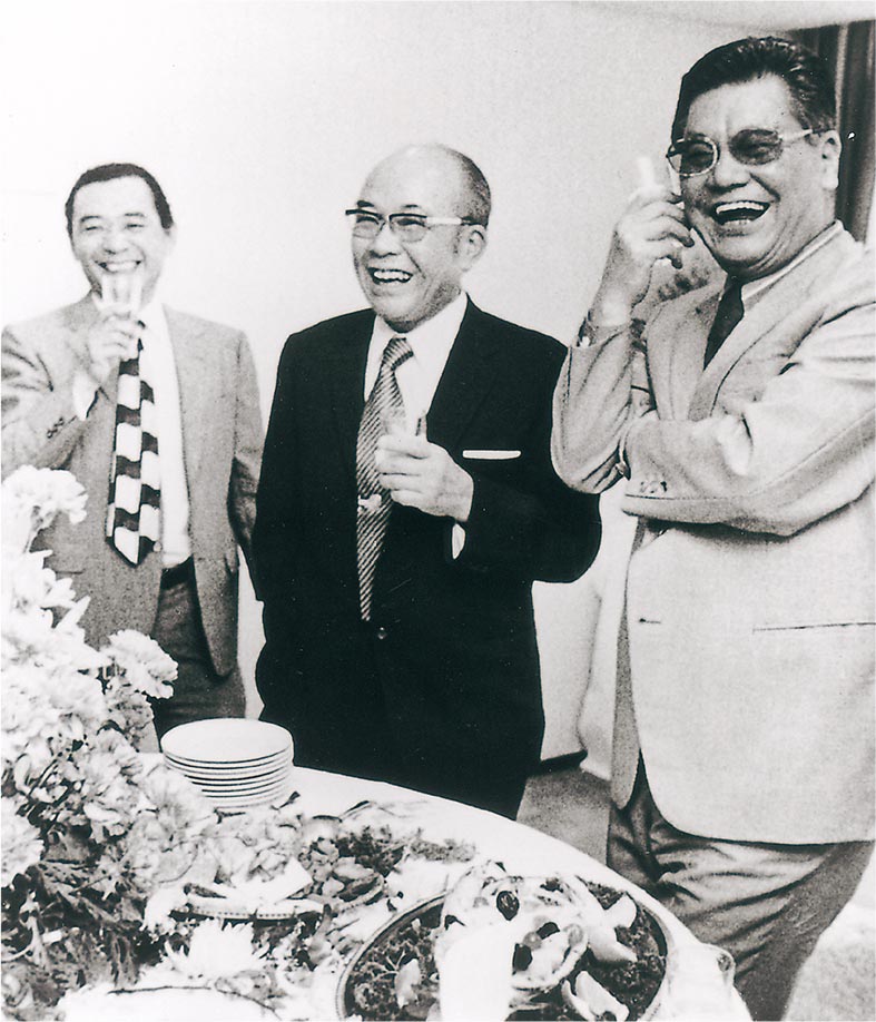 二人の創業者、本田宗一郎（中央）藤澤武夫（右）と二代目社長の河島喜好（左）