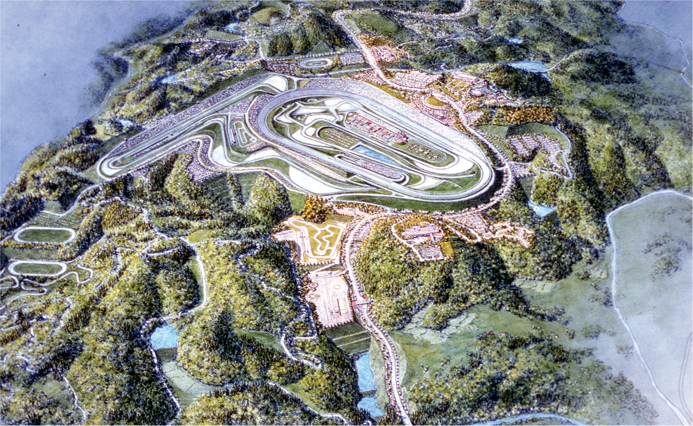 1997年8月1日　ツインリンクもてぎオープン　全長1.5マイル（約2.4km）のオーバルコースと、4.8kmのロードコースをメインとして各種走行コースや交通安全運転トレーニングセンターを備える
