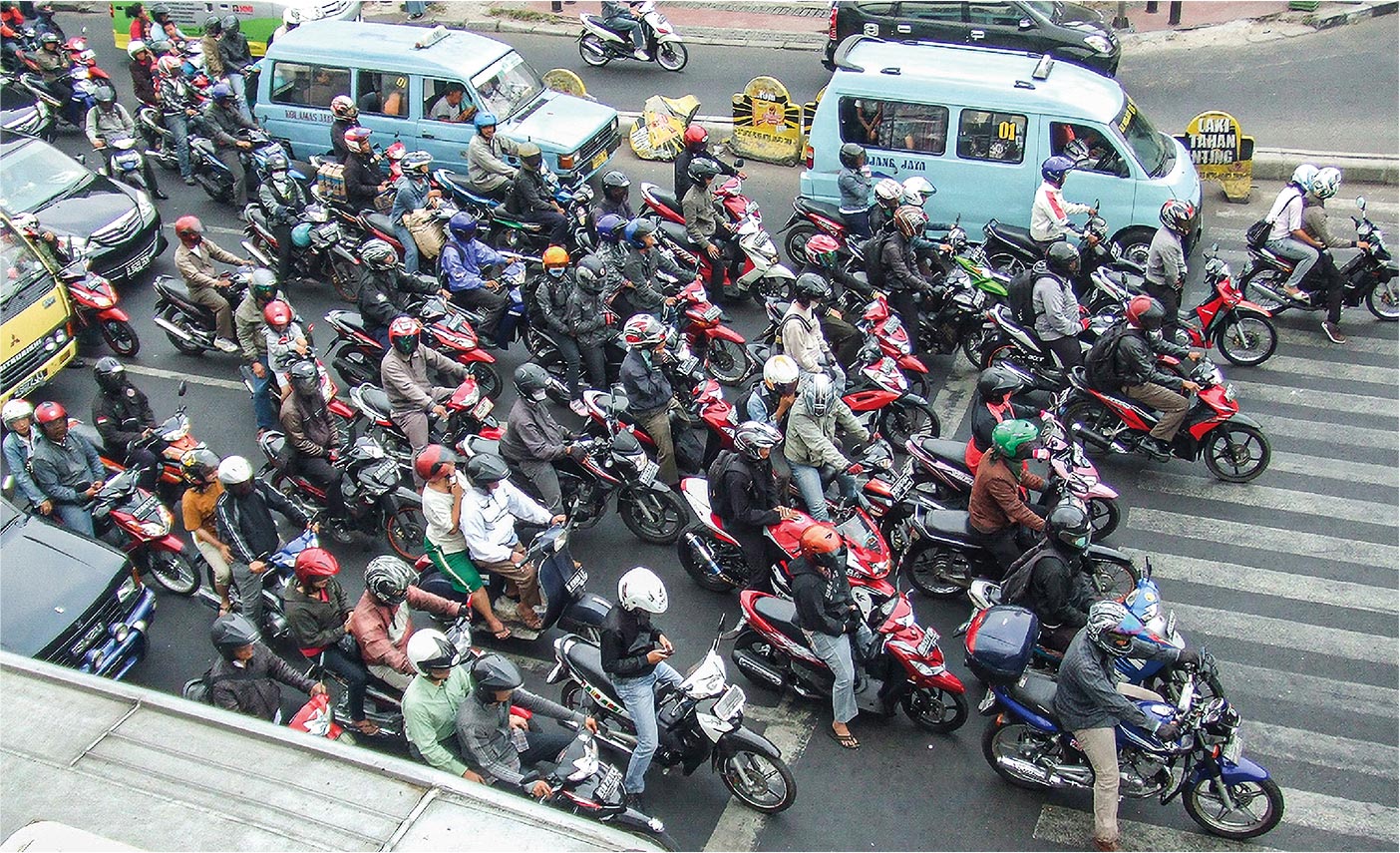 恒常的に渋滞が発生するアジアの都市部では、二輪車は日常の足となっている