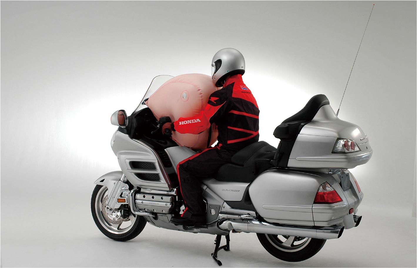 世界で初めて量産二輪車用エアバッグを搭載したゴールドウイング