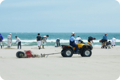 独自開発した“ビーチクリーナー”と“ATV”で砂浜を清掃