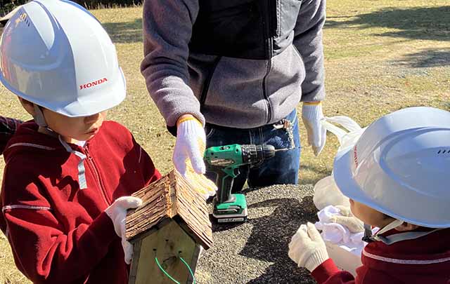 三重の森で間伐材を活用した土砂止めづくりと、モミジを家族で植樹