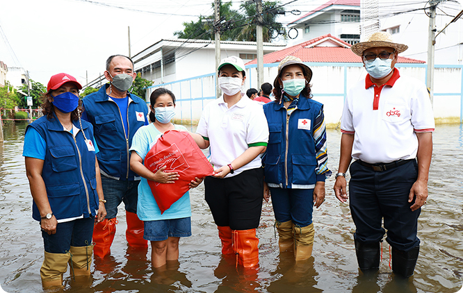 タイ：洪水被害被災地へ物資を寄贈