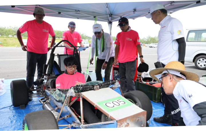 ステアリングに課題はあれど、順調に周回