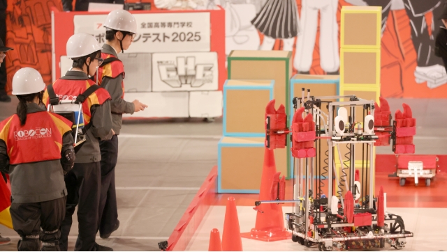 目玉や赤い爪など、ベニズワイガニをイメージした外観に仕上げた。