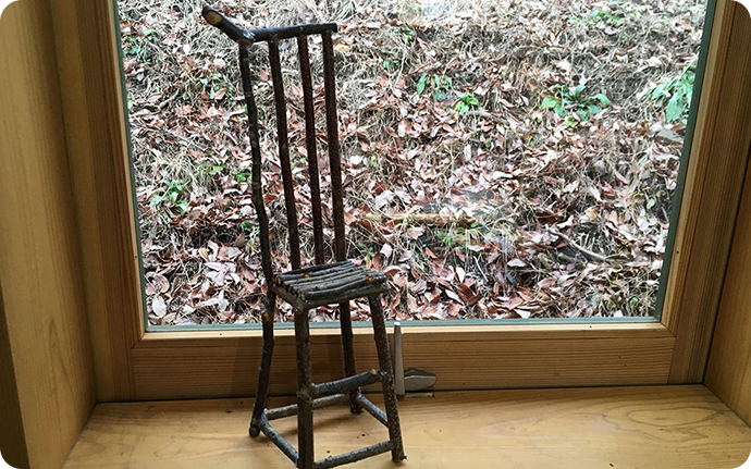 でき上ったミニチュア椅子を窓辺に飾ればちょっとしたインテリアに。