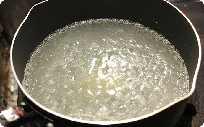⑤水・お酒・砂糖・すりおろし生姜で甘露煮のベースを作ります。