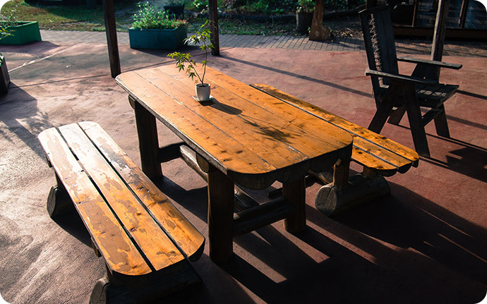 ハローウッズでは、スギやヒノキを使ってベンチやテーブルを作っている。