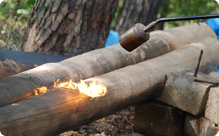 丸太は腐食防止に火であぶり、表面を焼きます。